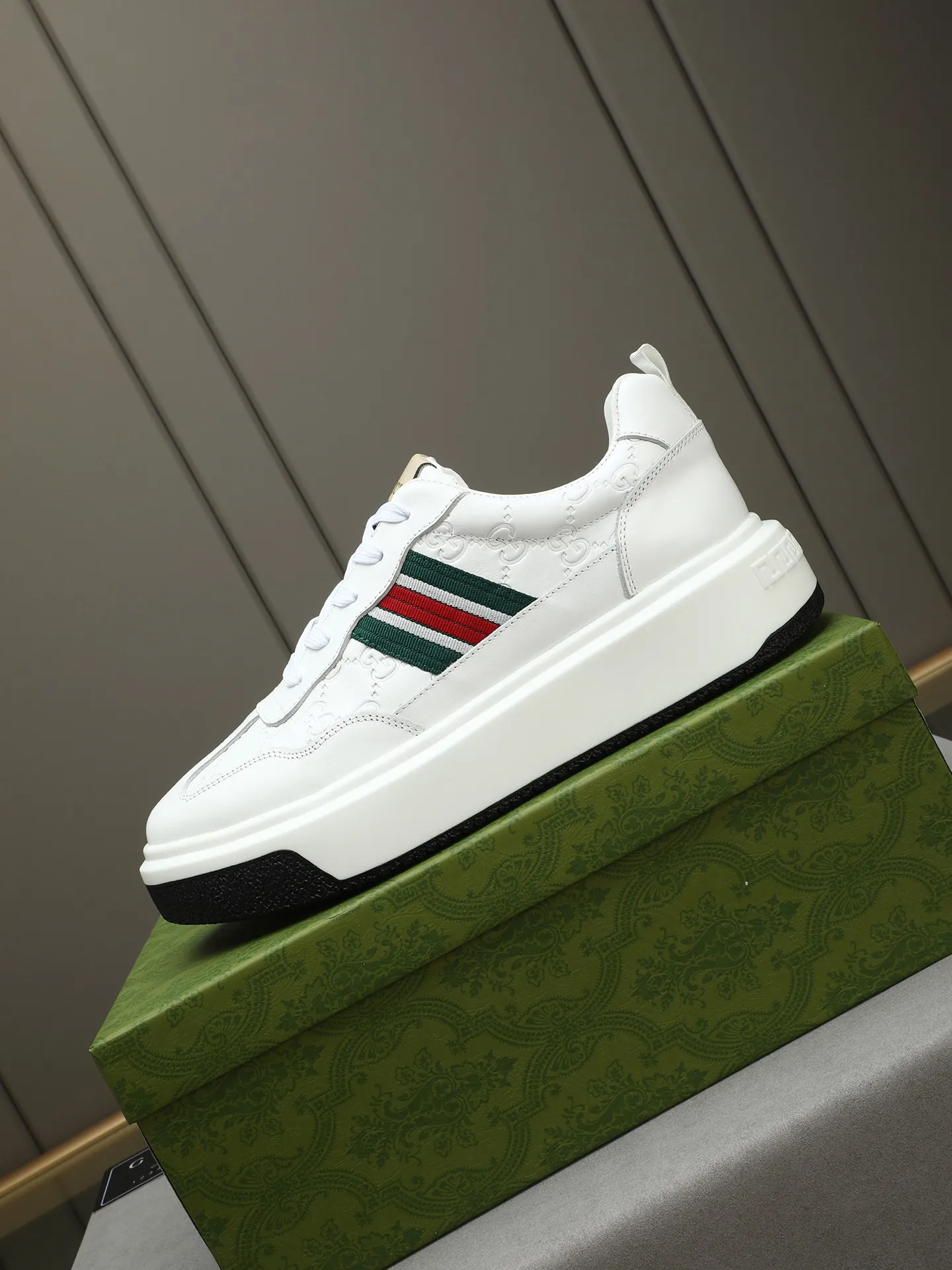Men's shoes 💰480 New men's shoes GUCCI Fashion trend Made of first-layer calfskin ➕ washed sheep lining! The foot feels super comfortable and the workmanship is impeccable. Foam ultra-light outsole, size: 38-44 (45 customized) 4 colors to choose from!